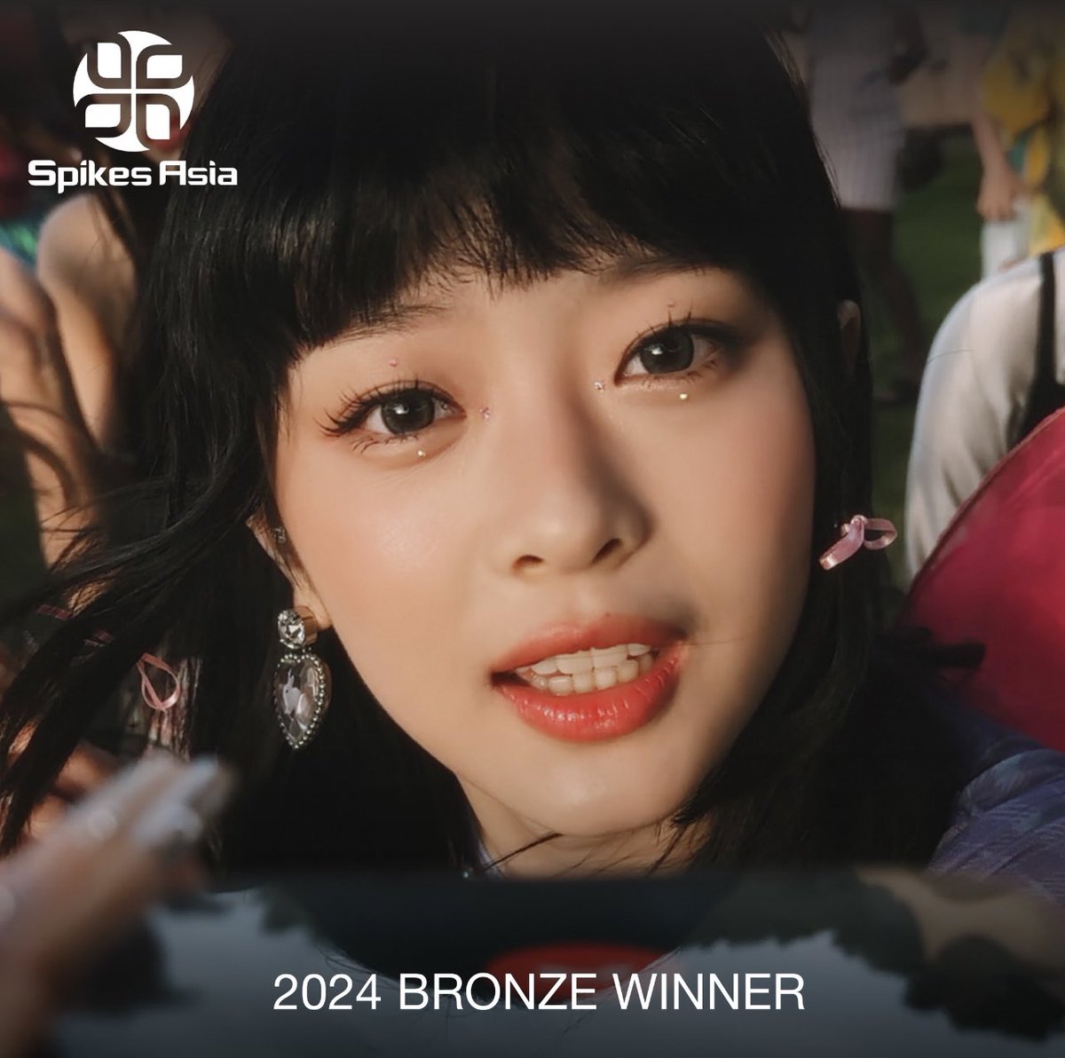 [🏆] @NewJeans_ADOR’s ‘ETA’ Music Video was the Bronze Winner in the ‘Brand or Product Integration into Music Content’ Category at the #SpikesAsia2024 Awards

The Spikes Asia Awards are the most prestigious creative communication awards in the Asia Pacific Region.

#NewJeans…
