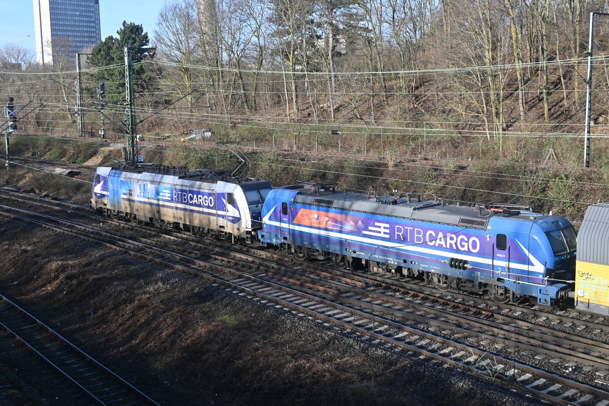 jordasso1's tweet photo. Una colorida lliurea la de l'empresa logística #rtbcargo amb aquesta composició de vagons portaautos i peces de recanvia , amb una #traxx @Bombardier al capdavant,amb una #vectron @Siemens remolcada al mateix temps, per Köln West #renaniawestfalia . Bona setmana pre-Pasqua https://t.co/4uzoqAy0XW