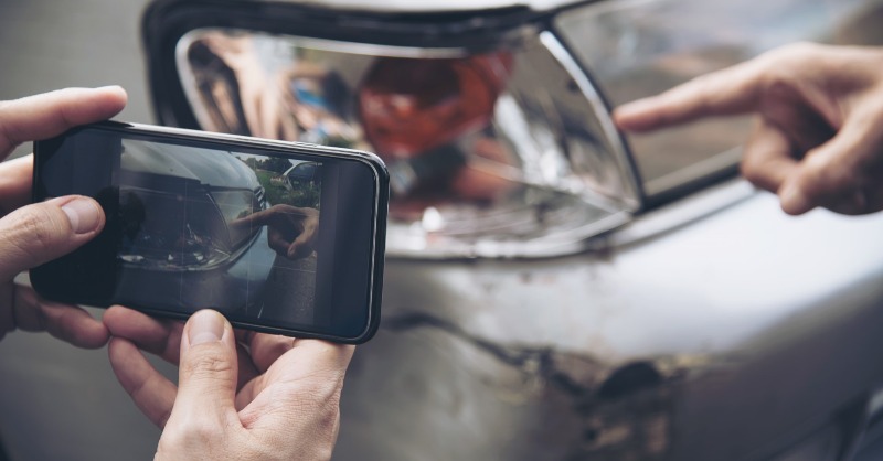 🤔¿#Sabíasque?

💥Quien golpea por detrás será el “culpable” de un accidente, ya que siempre se debe guardar distancia de seguridad.

▶Salvo cuando hay implicados tres vehículos o más. En este caso, la reclamación siempre irá contra el primero.