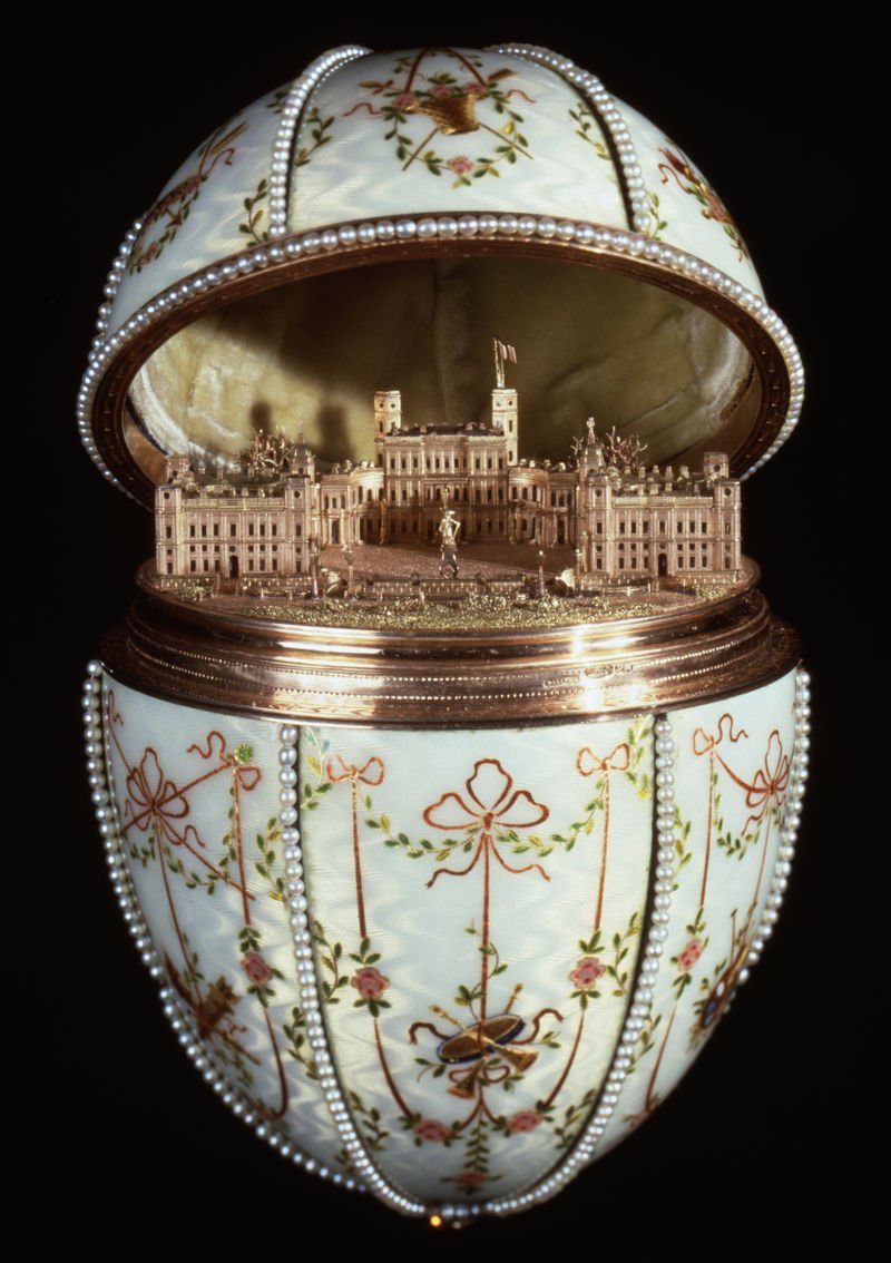 #Easteriscoming
Als #FabergéEier werden Schmuckgegenstände in Form von #Ostereiern bezeichnet, die zwischen 1885 und 1917 in der Werkstatt von Peter Carl #Fabergé in Sankt Petersburg angefertigt wurden.
Das Gatschina Palast-Ei aus dem Jahr 1901