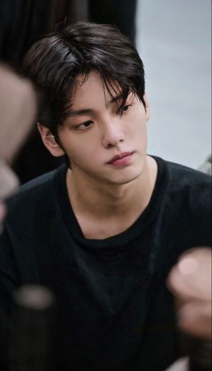 guysss tolong kenalin sender sm cowo ini dongg, cakep banget doi aktor kah?? -star