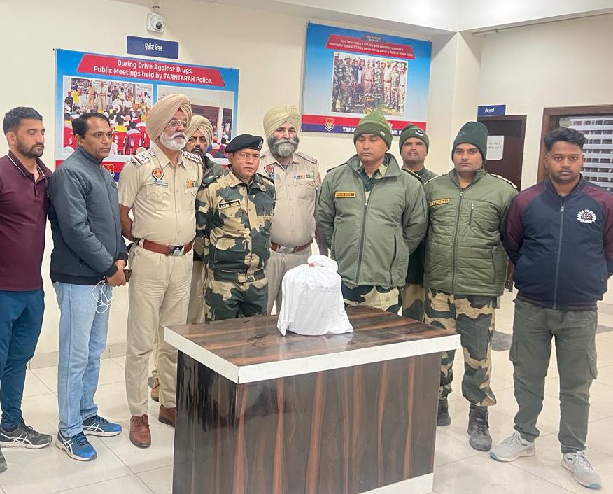 #AlertBSF troops successfully thwarted yet another attempt by a narco-syndicate to smugg|e contraband substances into India from across the border.  

#BSFagainstDrugs PM Modi #steelofindia #duraiVaiko #TrainAccident Bihar #SmritiMandhana #ShehnaazGill #NickJonas #psvtwe #bbtvi