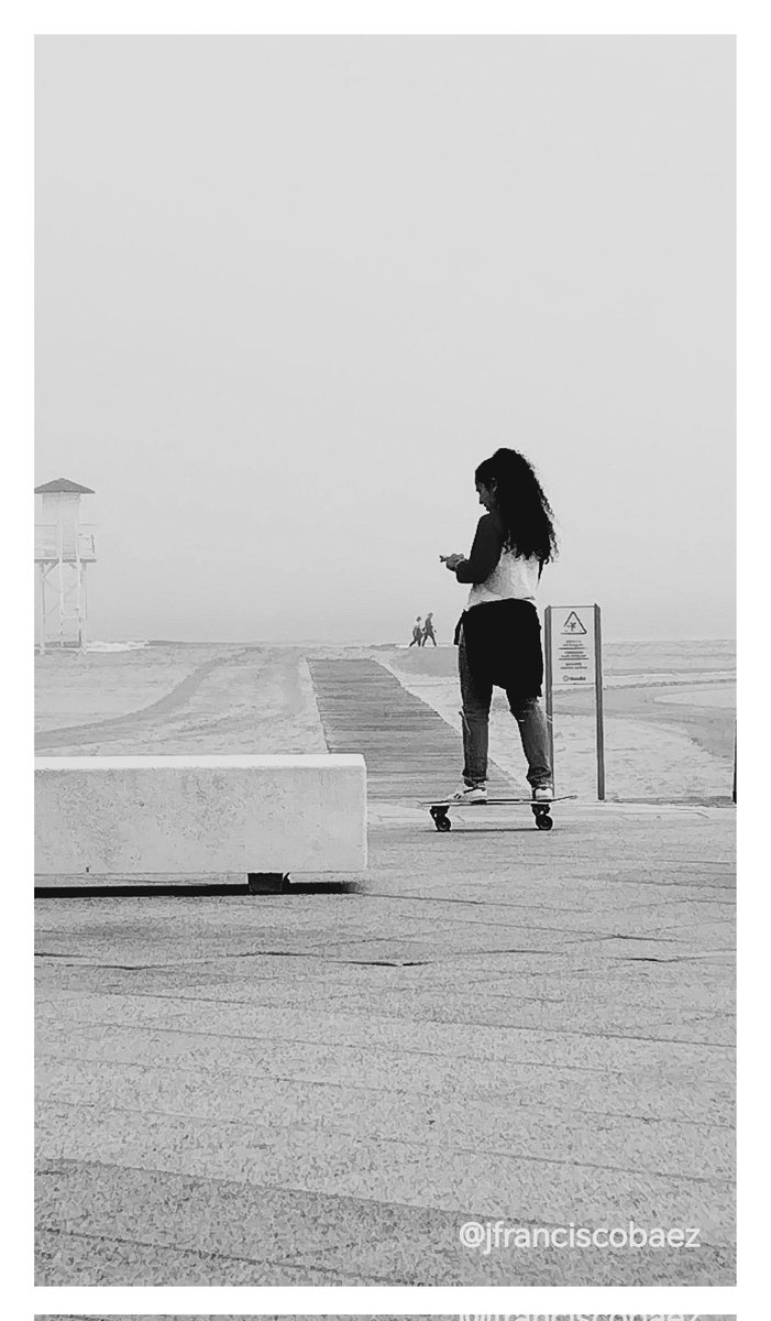 #springday #surf #waves in the #street #blackandwhitephotography #blackandwhitephoto #streetphoto #beach #fog