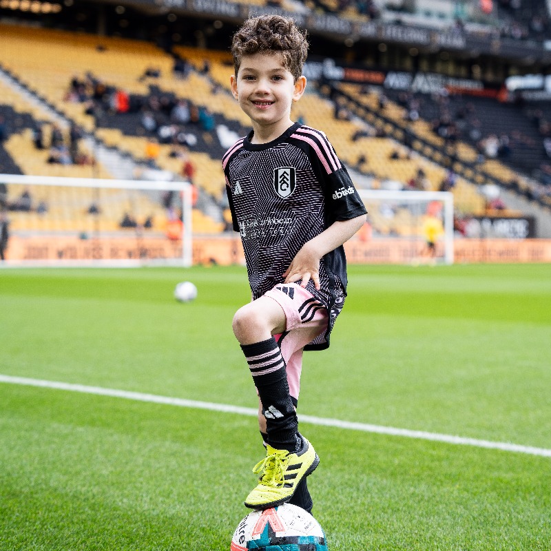 FulhamFCFound's tweet photo. This March is #CPAwarenessMonth, giving us a chance celebrate the achievements of Pan DisAbility players like Laurie!
Laurie was lucky enough to represent @FulhamFC as our mascot at Wolves earlier this month.
#UniteForAccess #FulhamFamily
@CP_Sport @lpftweets https://t.co/DqHtqlShdI