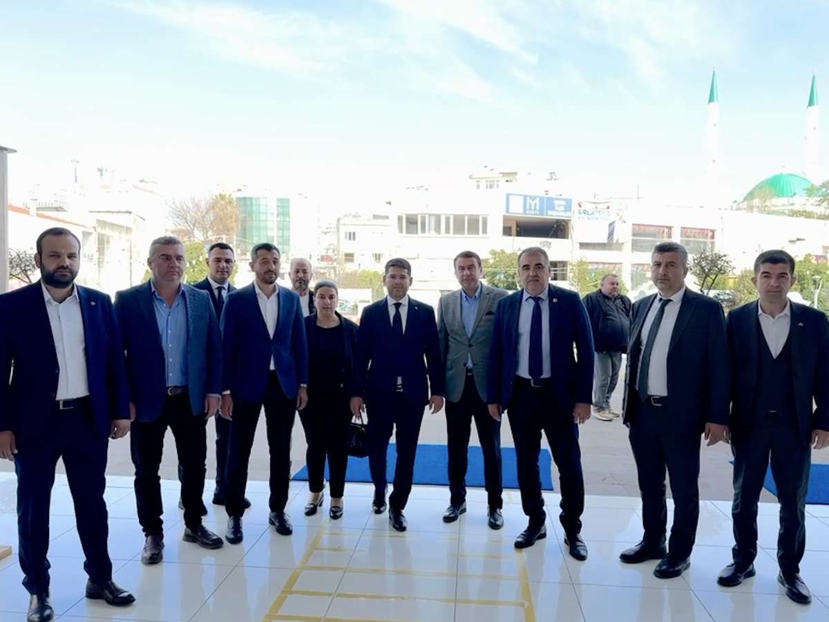 Serik Belediyemizin birbirinden değerli çalışanlarımızı meclis üyelerimizle birlikte ziyaret ettik.

Sorunlarınızı biliyoruz, 
bugün de tekrar dinleme fırsatımız oldu.
Göreve geldiğimizde de bu sorunları ortadan kaldıracağız.

Sizlere daha huzurlu bir çalışma ortamı sunacağız.