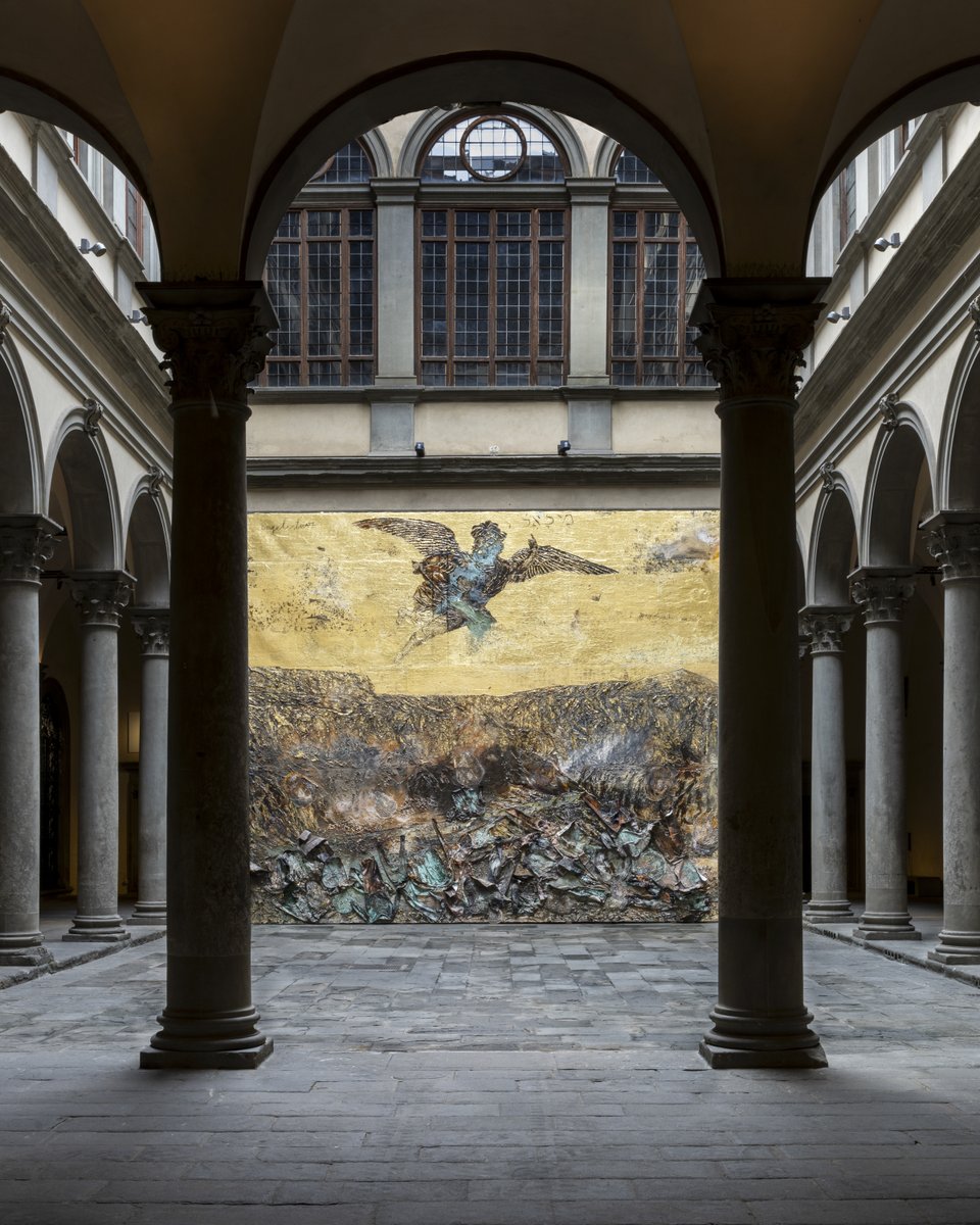 Nel cortile di #PalazzoStrozzi si trova ora installata la grande opera “Engelssturz” concepita e realizzata appositamente da #AnselmKiefer per la mostra #AngeliCaduti: ow.ly/JeKo50QVsbU