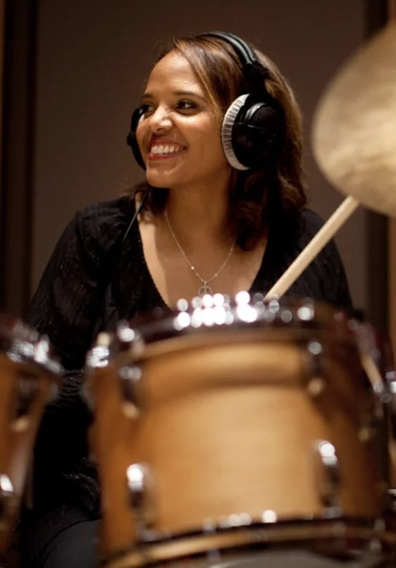 Born into a musical family in #Medford, MA, Terri Lyne Carrington began playing drums at 7. She would nurture her talents w/ icons i.e. Dizzy Gillespie, Herbie Hancock & became the 1st woman to win a Best Jazz Instrumental Grammy. She teaches @BerkleeCollege. #WomensHistoryMonth