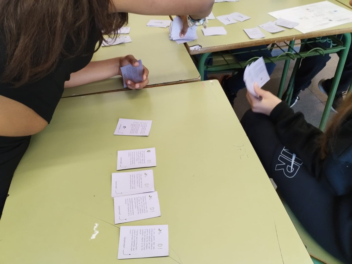 joventutdiba's tweet photo. Hem realitzat 5 sessions del Taller #fem_tec ús òptim de les TIC amb 111 #joves a l'@INS_Campeny de @matarocat  amb la dinamització de #joventot per promoure un ús saludable de les #pantalles

📌Guia #Desenredat amb 8 tallers i un joc de cartes.

👉https://t.co/UfX4UcVuZ9 https://t.co/QgKU9mnBM2