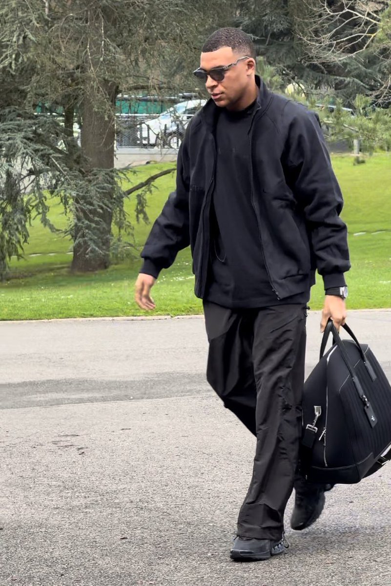 Footballogue's tweet image. Kylian Mbappé débarque à Clairefontaine le lendemain de son triplé, quelle vie ! 🇫🇷 

(@kyks_98)