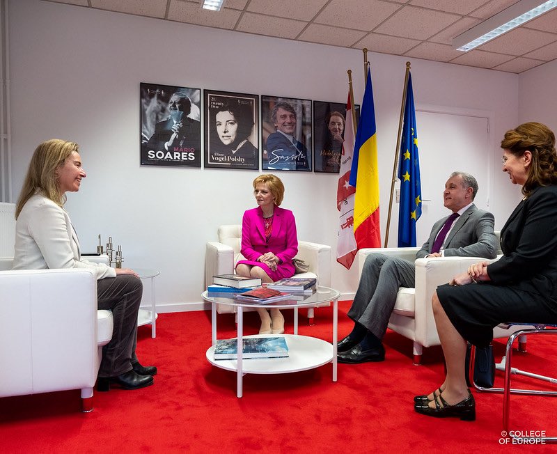 It was a pleasure to have Her Majesty Queen Margareta of Romania visiting the College today. After meeting with Rector @FedericaMog, she also met our Romanian and Moldovan students and Romanian participants of the @EUDiploAcademy.