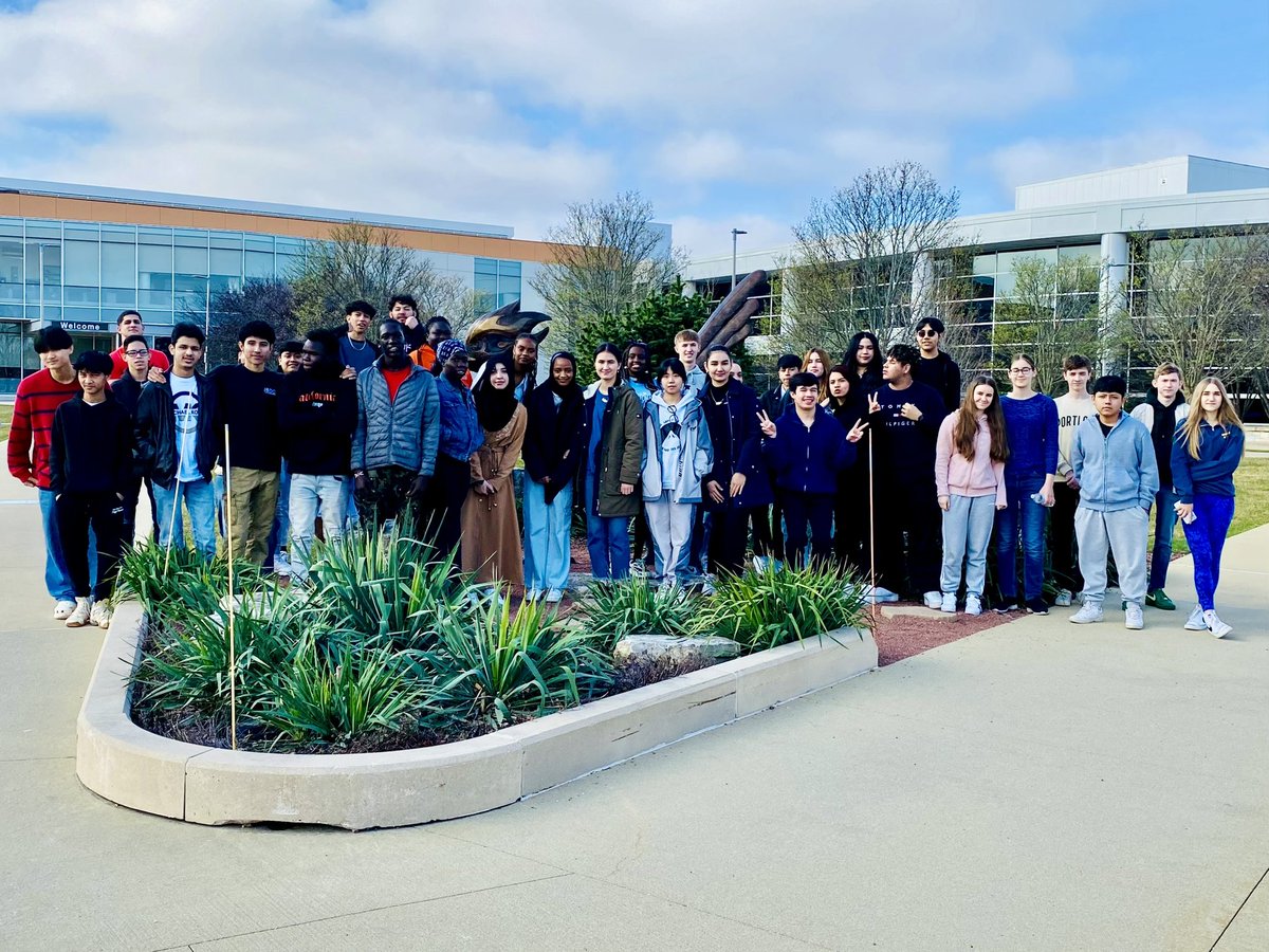 Rachel__Gannon's tweet photo. Our ESL 3 and 4 students had an excellent field trip exploring this campus and its many programs. Thank you, @CollegeDuPage! #YourCommunitySchools https://t.co/xwS88ICaAt
