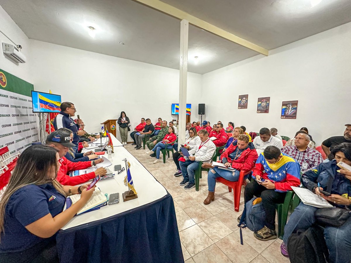 #Hilo | El Gobernador del estado Sucre, @GPintoVzla sostiene un encuentro con autoridades del Estado Mayor de Pesca desde la sede de la Zona Operativa de Defensa Integral Marítima e Insular Oriental. @NicolasMaduro #MáximaFelicidadSocial