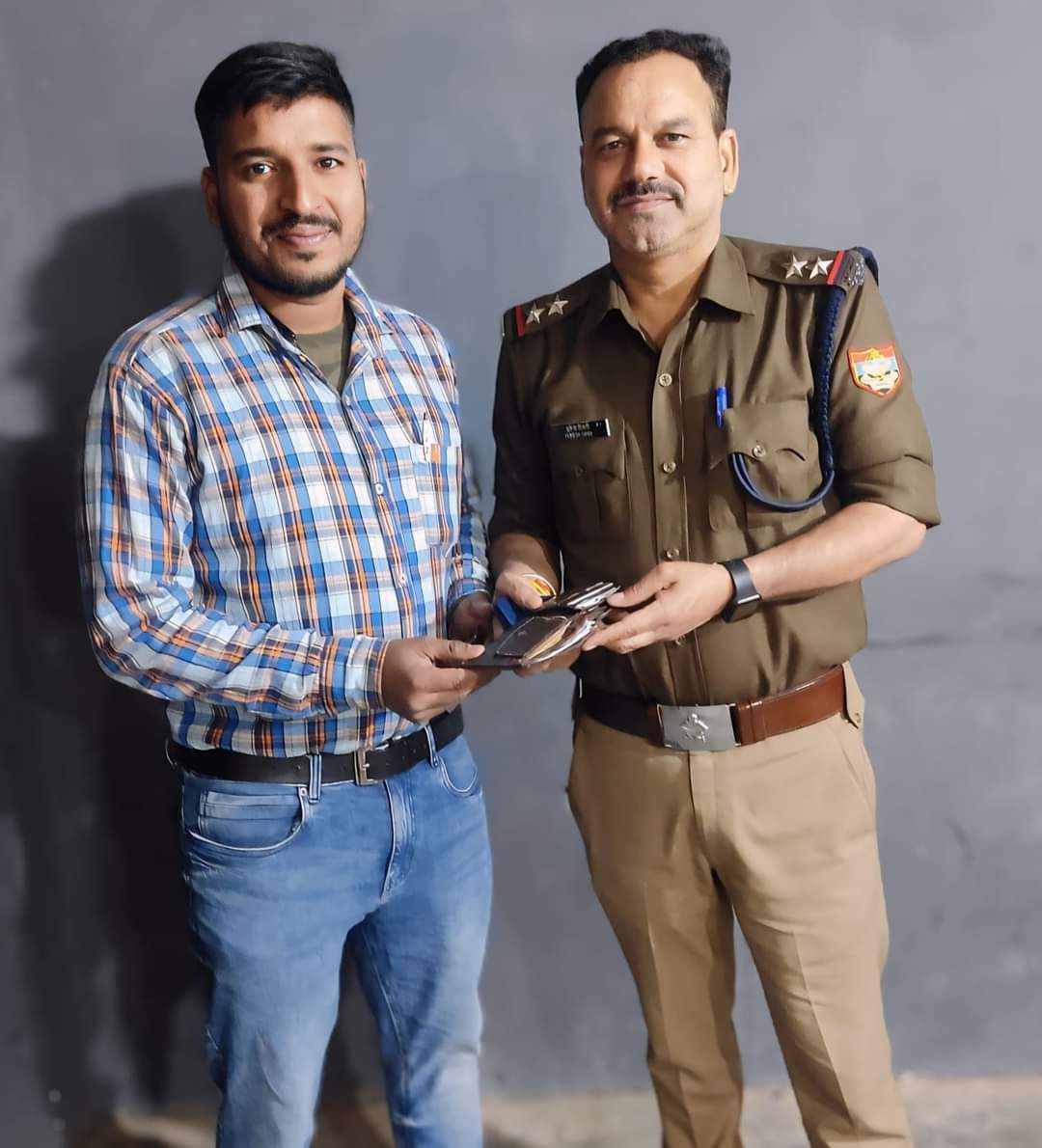 Er_MukulKumar's tweet photo. खोया हुआ पर्स ढूंढने पर धन्यवाद ❣️😍 @UttrakhandPoli2 @DehradunPolice @uttarakhandcops https://t.co/ikLOcA8vvB