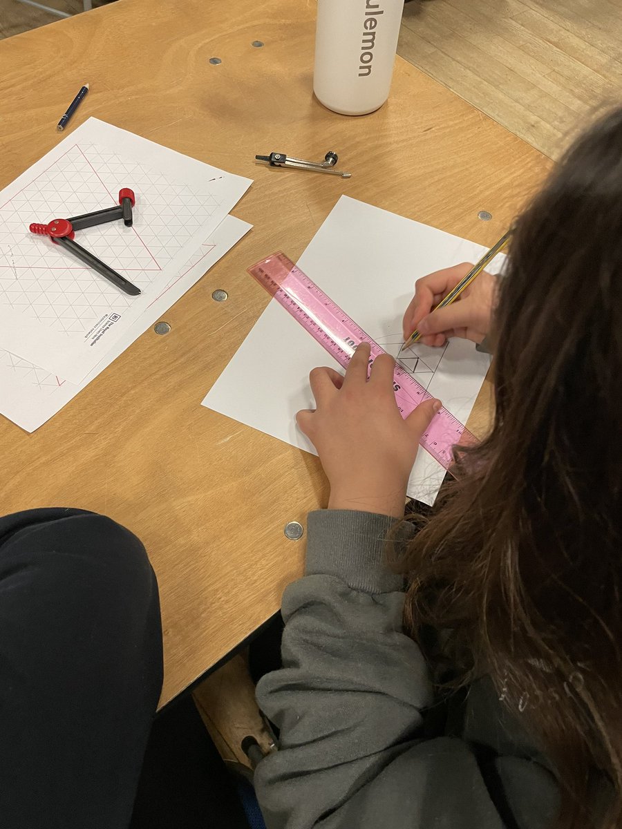 mathsdives's tweet photo. Heard the ‘ooo…’ when they connected their creations with Sierpinski’s animated triangle. 
Thank you to @KingsHouseSch for being the perfect hosts and bringing other primary schools together for this #RiMasterclasses @Ri_Science @AlisonEves https://t.co/4gTBuyX9TQ