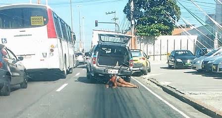 LeviKaique's tweet photo. Vocês lembram disso ?

Claudia Ferreira, mulher preta, foi arrastada por uma viatura por mais de 350 metros em uma rodovia

Os policiais atiraram no pescoço e nas costas dela e depois deixaram ela pendurada na viatura sendo arrastada pela rua em 2014 

Eles foram ABSOLVIDOS HOJE https://t.co/MYdcuJUbac