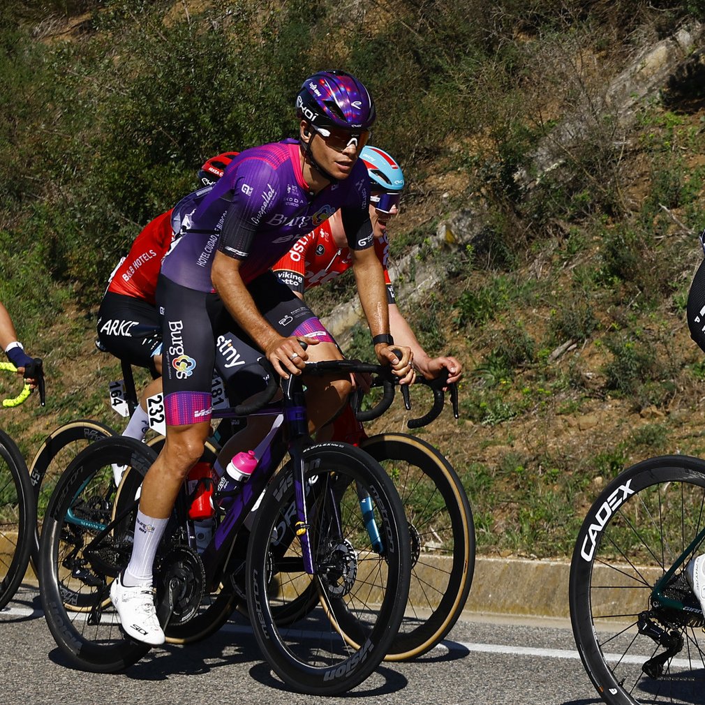 #VoltaCatalunya103 🇪🇸 🏁 @Eric_Fagundez acabó en el pelotón de favoritos que se jugó la victoria al sprint en Sant Feliu de Guíxols 🔧 @josediazgallego sufrió un problema mecánico en los metros finales tras la caída que afectó al grupo 📷 @SprintCycling