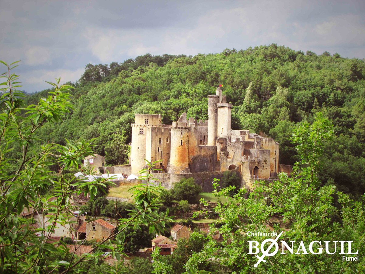 Perched on a rocky outcrop the Château de Bonaguil dates from the 13th Century and is found on the border between the Lot-et-Garonne and the Dordogne 🛡