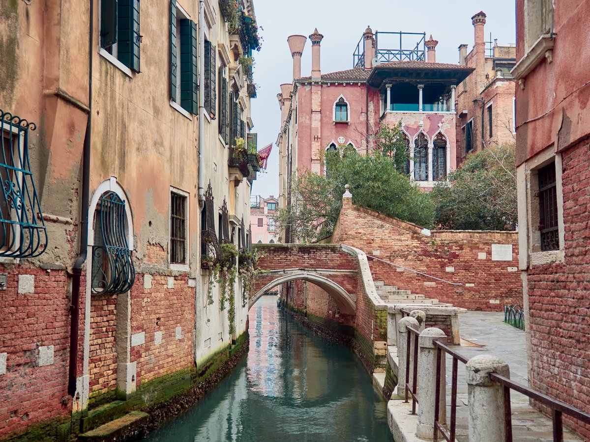 La pioggia tra le calli veneziane sembra trattenere il tempo. I suoni, i ponti, gli sbocchi sulla laguna... #vitalenta #photography #Venezia #Italia 📷 #whitexperience 🌍 bit.ly/whitexperience