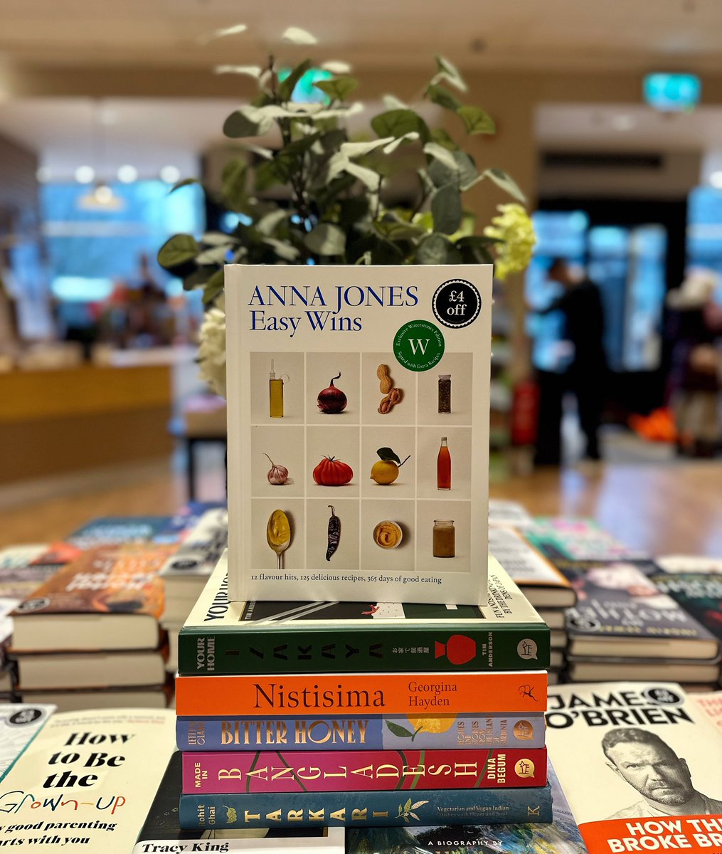 In Easy Wins, Anna Jones picks her twelve favourite ingredients to elevate your meals and shares a range of irresistible recipes from cheese and pickle roast potatoes to cherry and chocolate peanut butter sundae. Treat yourself to a copy this week! 🍽️ #waterstones #cookery