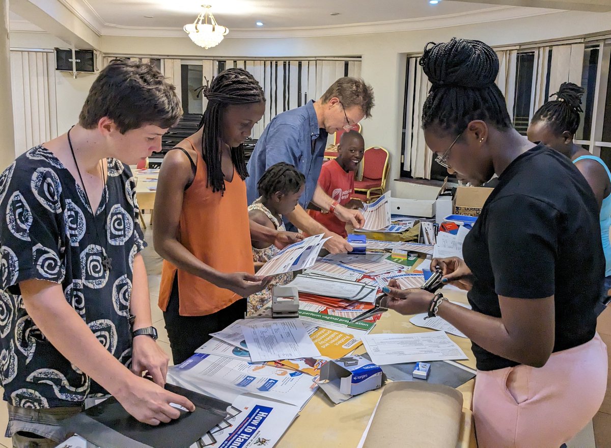 Night has fallen, but the @apt_sepsis @IDIMakerere team and young helpers from @Adventurademy are setting up for the final Champions Training, taking place in Gulu, northern Uganda. The diversity of this country makes a trial like this particularly fascinating #AtTheEquatorUG