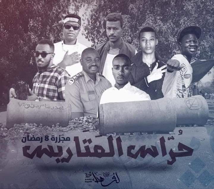 hassanbakri16's tweet photo. كانت الخرطوم يافعة على ظهرها النيل ضفيرتين 
المتاريس شامخة والمعتصمين صائمين وميدان القيادة يشع بالنور والمحبة 
كان الآذان ويفطر الناس على الأهازيج ويطوف الشهيد دودو بالنوبة مع رفاقه ابناء امدر وبحري والخرطوم والجحفان 
يا اخوانا الموت 
الموت بي جاي
موت ما عادي
موت في رمضان 
بي دوشكا كمان ومعاهو جنة 
قلت لهم ان الموت لا يتأخر حيث ننادي عليه ، وكان الشعور بالنهايات والقلب يخفق بقوة ويفوح عطر الرحيل
يجاورني مهادن الزعيم ومهند عدنا نهتف نحن البلد خيرها وخلاصها من حالها ، وبلا مقدمات كان الصراخ والعويل ، ودودو الجميل الذي كان يهتف منذ لحظات محمولاً على الأكتاف والدماء تلطخ باحة مستشفى المعلم
  من شارع النيل كان الغدر الذي تواصل ليصل لمبنى الشرطة الشعبية بشارع الجمهورية ويتوزع الموت على الناس
ممن بنادق الجنجويد وكتائب الظل حيث كانوا كلهم واحد خرج الرصاص ليلون ميدان القيادة بالدماء
والديان لا يموت يقتتلون الأن ويقتلون بعضهم في نفس المكان!
   الرحمة والخلود للشهداء 
#مجزرة_8_رمضان