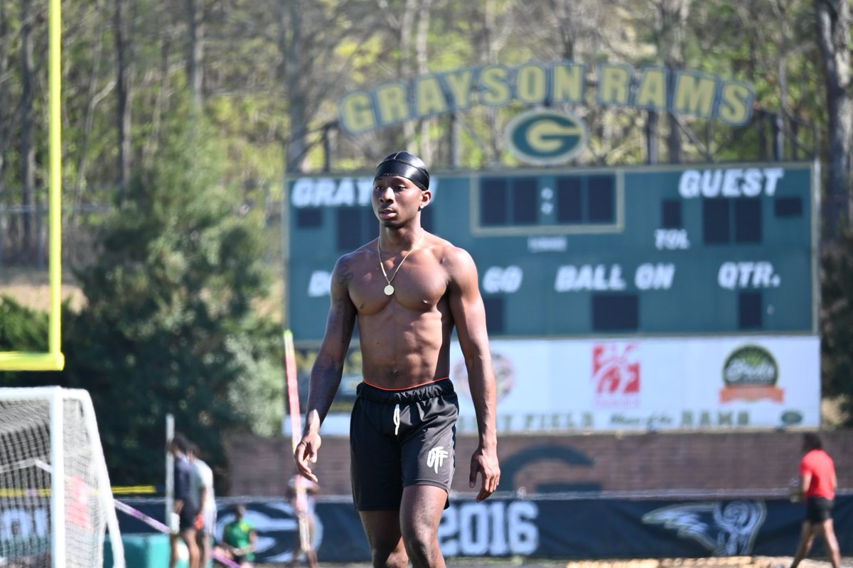 4problem_'s tweet photo. Senior Year Ready .. Locked &amp; Loaded #StayTuned #GVE #TTP @mb_3three @CoachSB_4theG @coach_them_up1 https://t.co/7o6c1b71bq