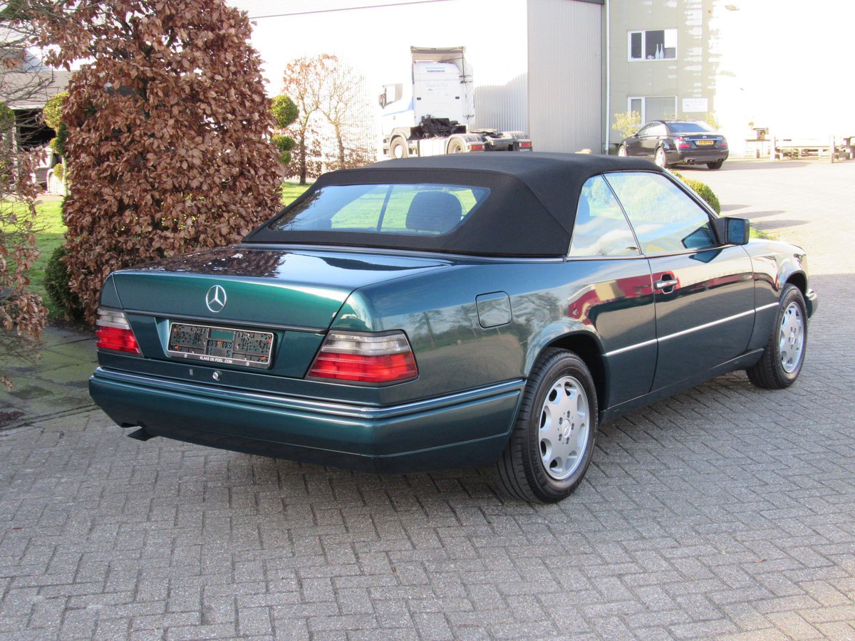 Morgen op de site A124 E200 cabrio automaat met 133.000 km in Turmalin groen