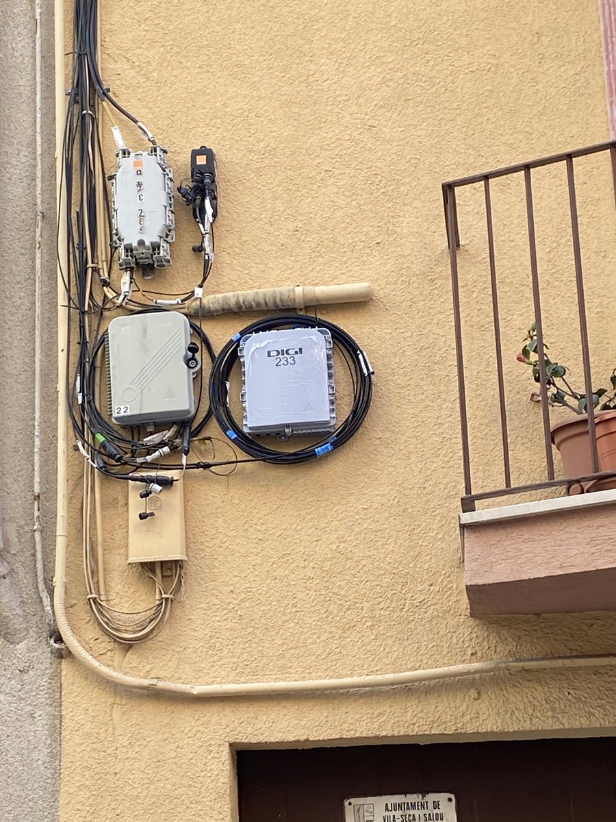 l_albadalejo's tweet photo. @AjVilaseca @PereSegura2019 amb quin permís ens estan instal•lant a la façana de casa, no una companyia ja en portem 3, aquests caixetins…? Jo no els vull, façana nova feta un nyap! Si fem un tomb pel casc antic ens estan destrossant les façanes. @orange_es @digimobil_es https://t.co/xfVllEc6U8