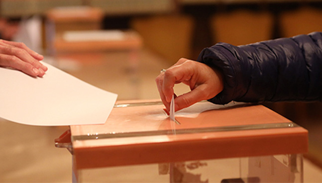 usal's tweet photo. 🗳️ Las elecciones al Rectorado de la Universidad de Salamanca se celebrarán el 7 de mayo en primera vuelta y el 23 de mayo en caso de segunda votación.

El plazo de presentación de candidaturas se establece entre los días 8 y 10 de abril, según refleja la resolución de la Junta Electoral publicada en la tarde de hoy.

➡️ https://t.co/sc6ad86qse