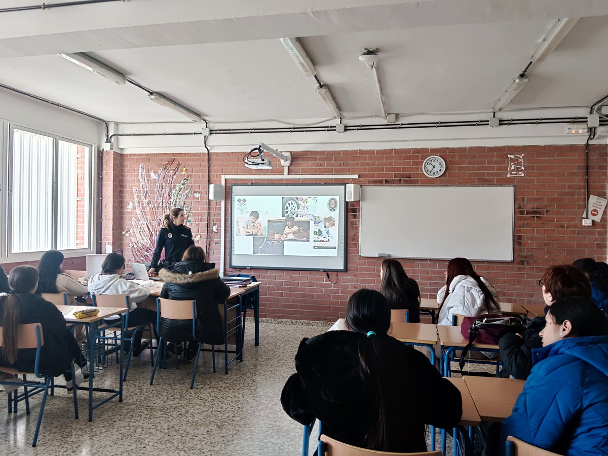 Nuestra agente tutor, Elena, dio una charla a las chicas del #IesLaPaz sobre los peligros de internet, adicciones , etc...