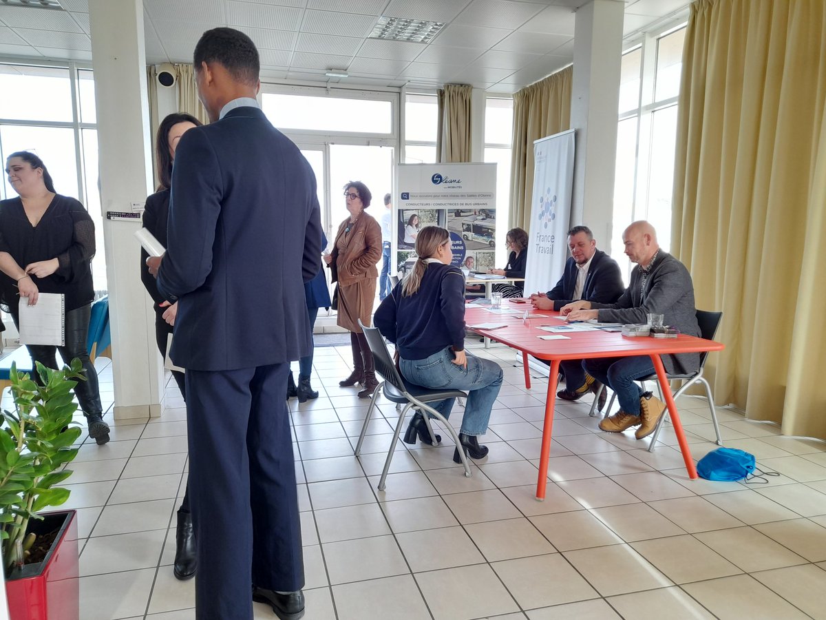 📷 A l'occasion du lancement de la semaine des métiers du #tourisme  <a href="/ThibautGuilluy/">Thibaut Guilluy</a> s'est rendu au jobdating organisé par l'agence <a href="/FranceTravail/">France Travail</a> des Sables d'Olonne #LeTourismeRecrute