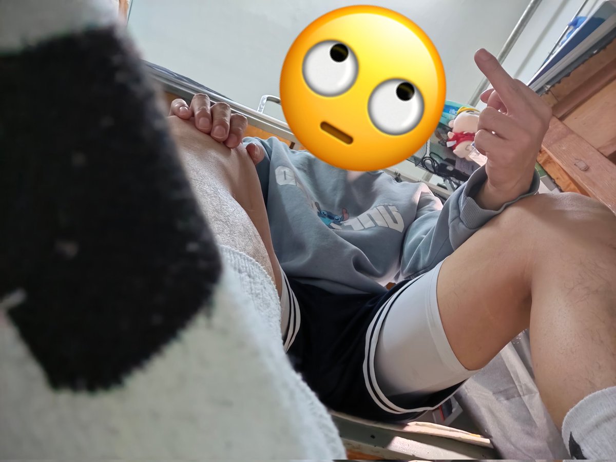 骚逼快来你爹脚下跪舔