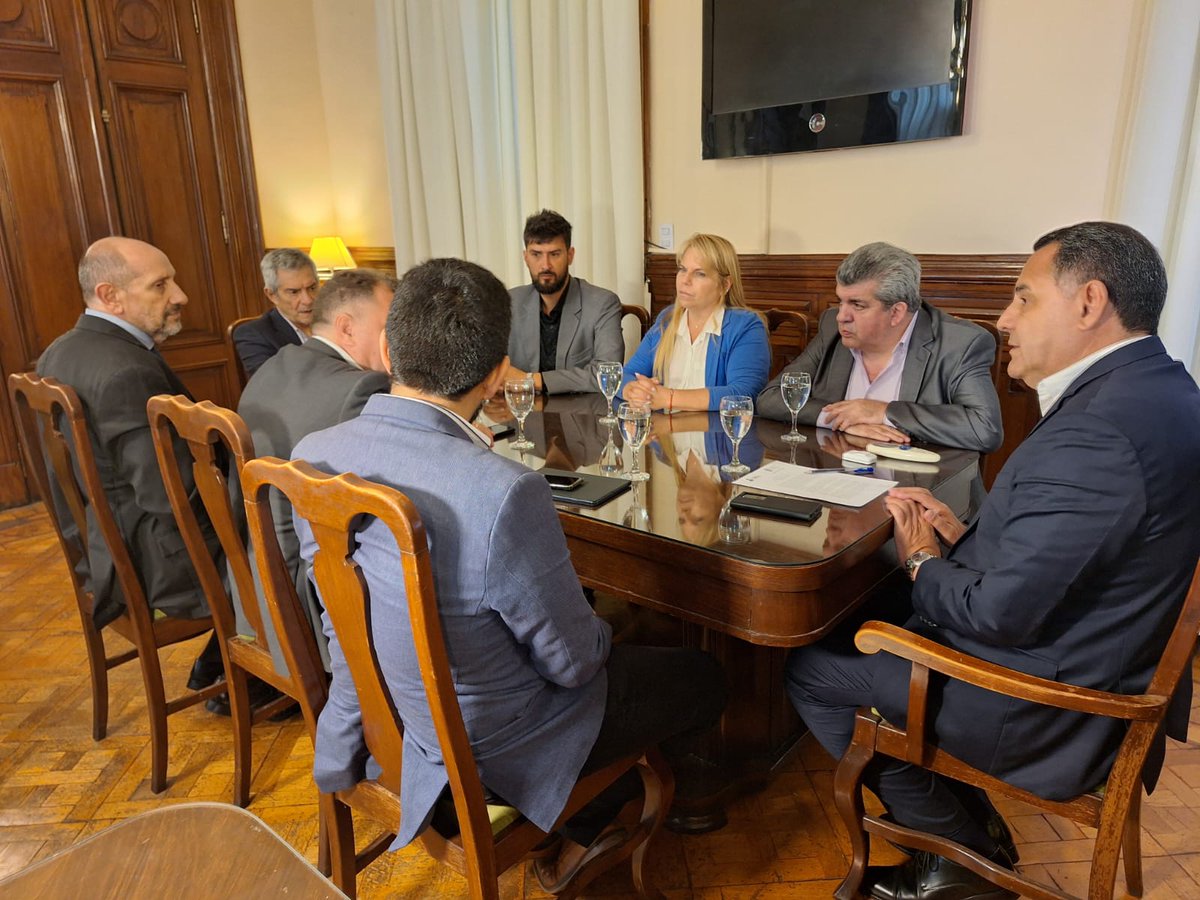 AlbarracinDif's tweet photo. 🤝La UNT dictará Abogacía en Monteros
Junto al Ministro @amado_regino nos reunimos con Martín Rivas, Sec. de Gestión Institucional @Derecho_UNT, para organizar lo que será la firma del convenio con autoridades de UNT a los fines de habilitar el dictado de la carrera en la ciudad. https://t.co/ZdLBXfilMN