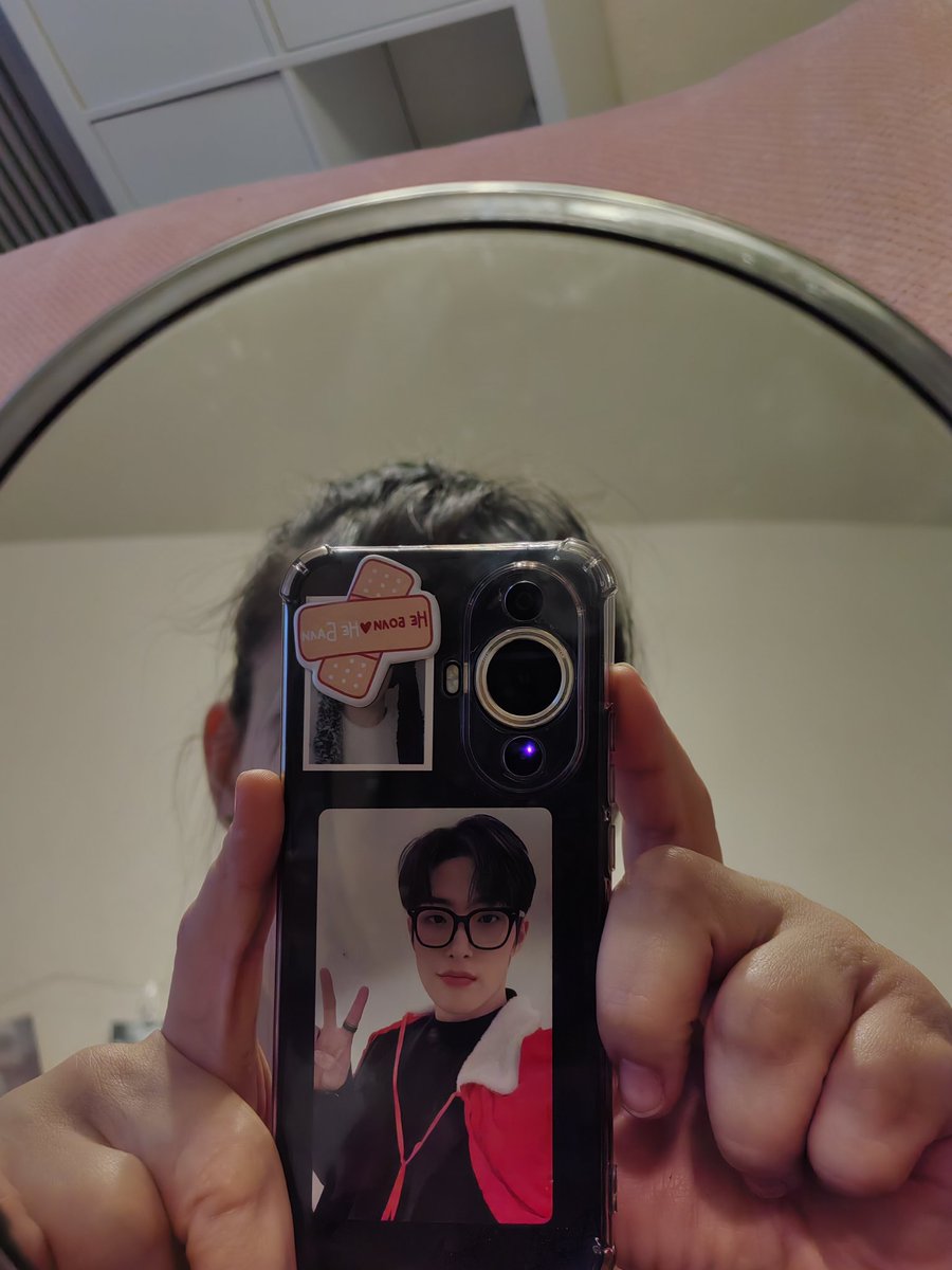 Поменял карту на Минги и хотел еще засунуть под чехол айди Хона, но забыл, что у меня на чехле стикер приклеен...