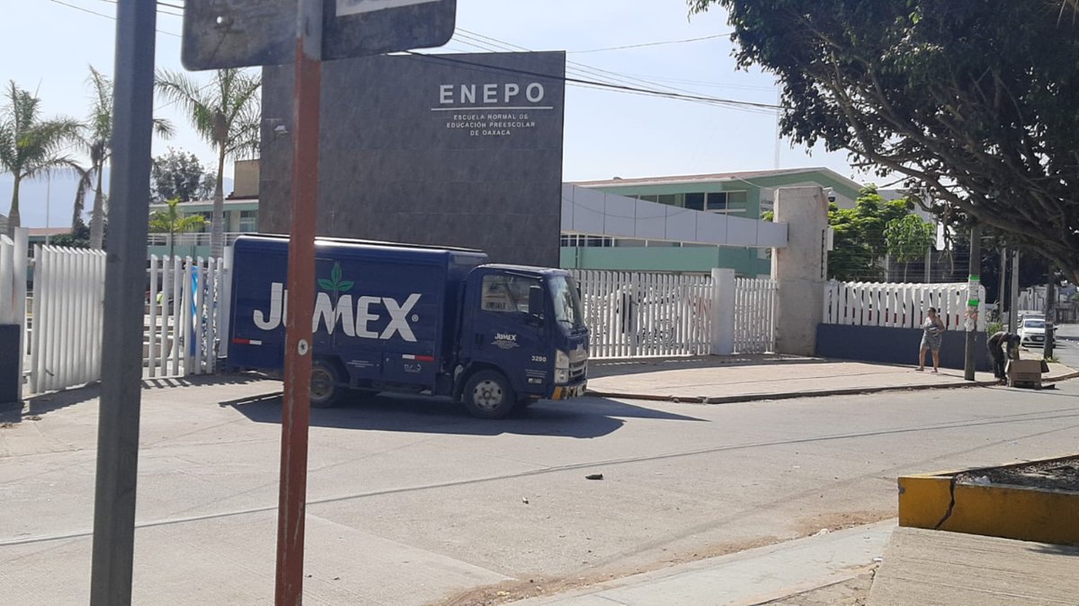 ContraProMx's tweet photo. #Oaxaca #URGENTE 
🔴 Después de vaciar la unidades de empresas en instalaciones de la #ENEPO, jóvenes las liberan y se preparan para retener más y robarles el producto https://t.co/61Q78LNDLZ