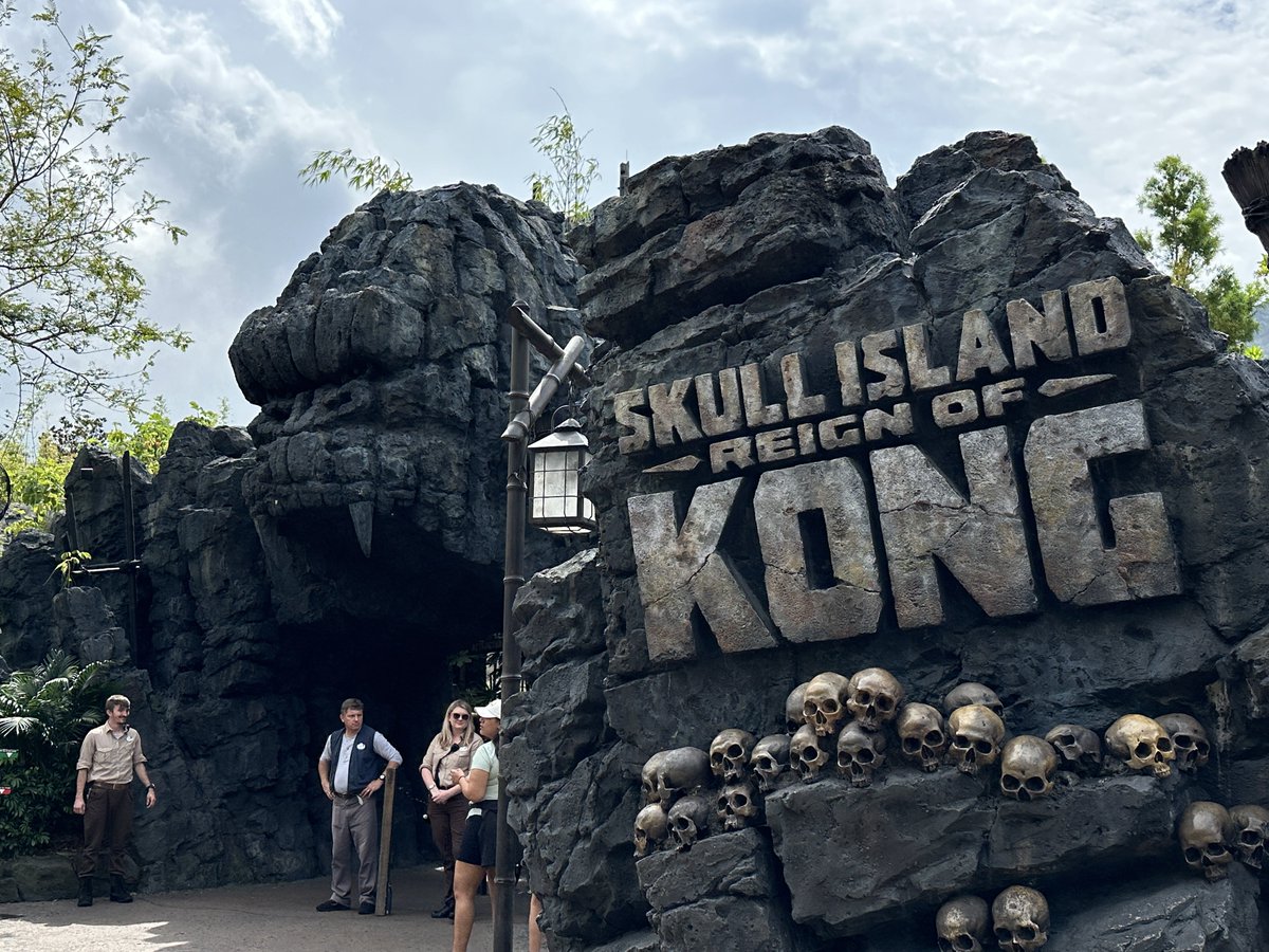 AliciaStella's tweet image. Probably won’t be riding Reign of Kong anymore, unless they bring 3D back.

Ceilings/edges of all screens visible
First screen is absolutely the worst
20-foot tall Kate
Odd blurring of Rexes during 360
Action falls flat, literally

I’m really disappointed.