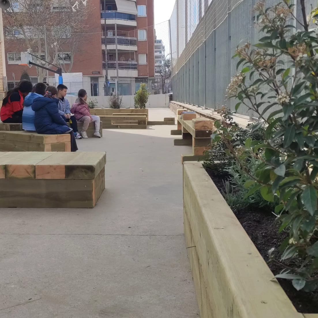 escolageneralp1's tweet photo. Avui hem fet el consell d'infants de l'escola a la nova zona d'àgora del pati!🌿 Hem valorat els nous espais del pati i els canvis que s'hi estan produïnt!😃! #ADNprim #transformacioeducativa #totsfemescola #Participació #consellinfants #assemblea #xep https://t.co/0zY8JutOLZ