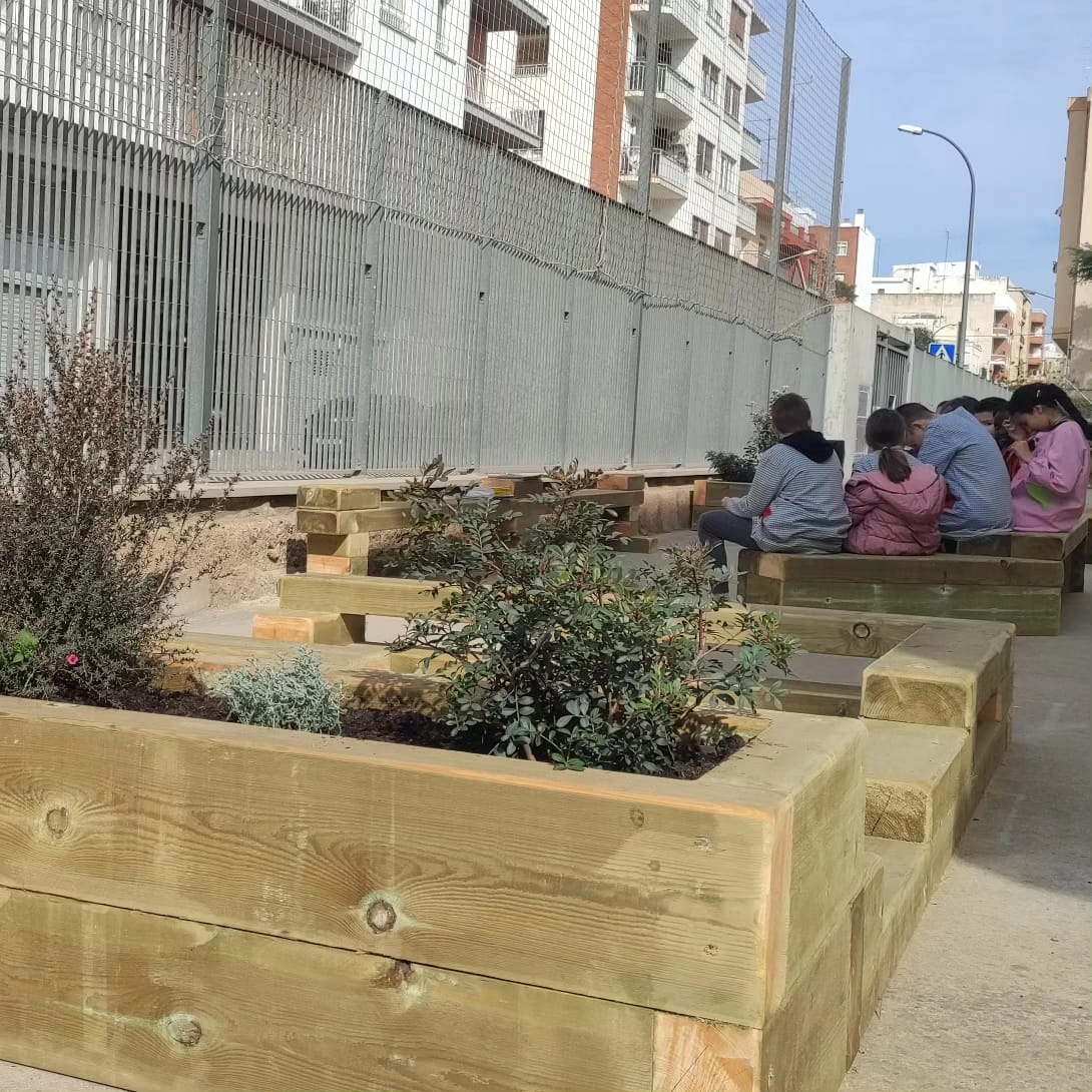escolageneralp1's tweet photo. Avui hem fet el consell d'infants de l'escola a la nova zona d'àgora del pati!🌿 Hem valorat els nous espais del pati i els canvis que s'hi estan produïnt!😃! #ADNprim #transformacioeducativa #totsfemescola #Participació #consellinfants #assemblea #xep https://t.co/0zY8JutOLZ
