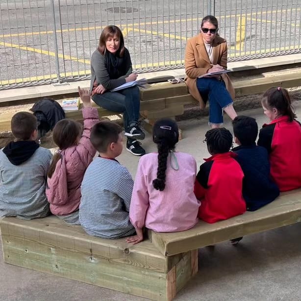 escolageneralp1's tweet photo. Avui hem fet el consell d'infants de l'escola a la nova zona d'àgora del pati!🌿 Hem valorat els nous espais del pati i els canvis que s'hi estan produïnt!😃! #ADNprim #transformacioeducativa #totsfemescola #Participació #consellinfants #assemblea #xep https://t.co/0zY8JutOLZ