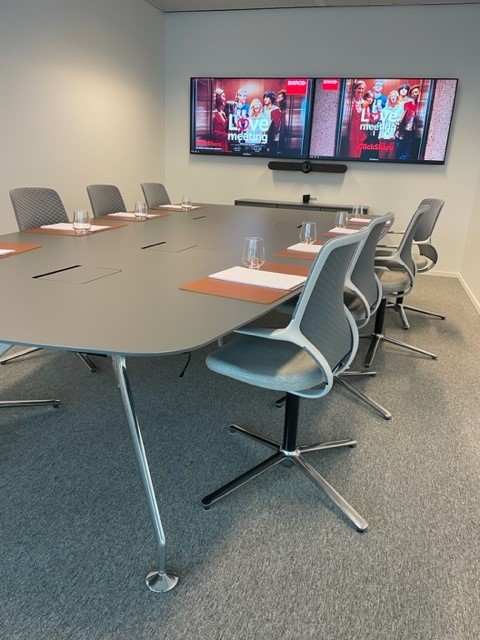 Meaningful workspaces? You can find them in ClickShare's new Meeting Experience Center in Kortrijk. 👉This high-end classic corporate room is equipped by our partner @Logitech