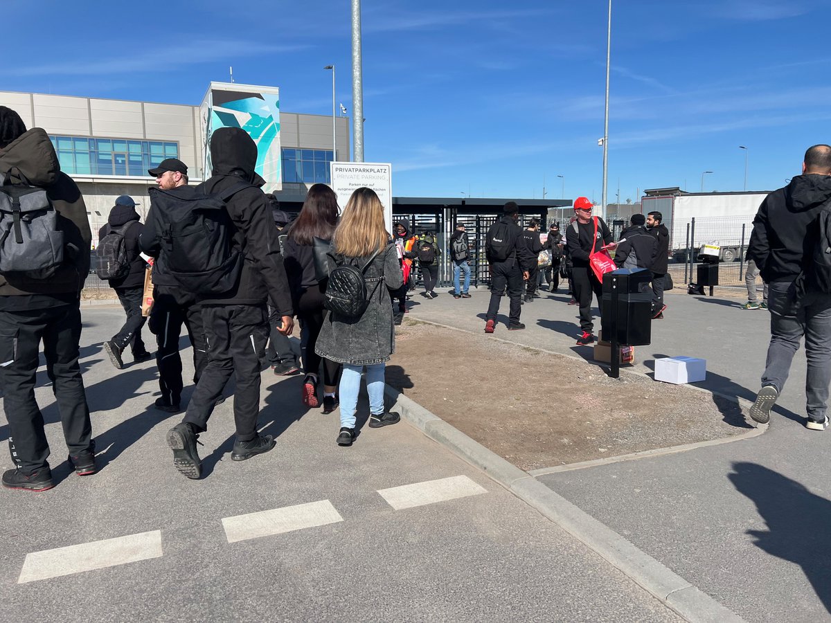 Betriebsratswahlen bei #Tesla in Grünheide. Heute haben wir m. d. @IGMetall_BBS Flyer in 5 Sprachen verteilt. Kolleg*innen aus dem Ausland über ihr Recht zur Wahl eines Betriebsrats zu informieren bleibt wichtig. Auf der IG Metall-Liste kandidieren auch Kolleg*innen aus Polen.