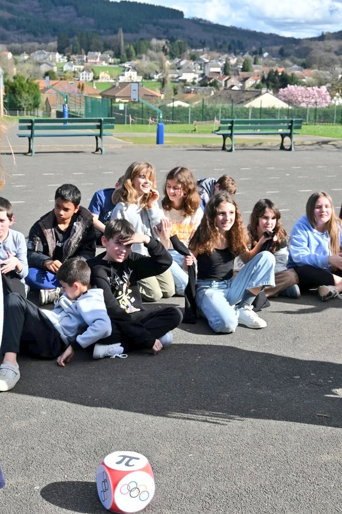 aclimoges's tweet photo. [#SemaineDesMaths]
📐 La rectrice @CDrucker_Godard assiste aux Olympiades de mathématiques des élèves de 6e au @clgrostand87 de Saint-Sulpice-Laurière.
✅️ Une belle opération pour favoriser le plaisir de faire des maths autrement.
Merci aux professeurs pour leur investissement. https://t.co/zWVlOOX7Qu
