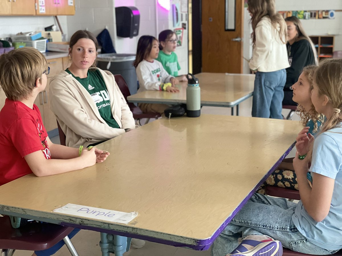 MasonSoftball's tweet photo. Always a good start to the week by visiting Little Run Elementary School
 💚💛 https://t.co/oJOvku4BMd