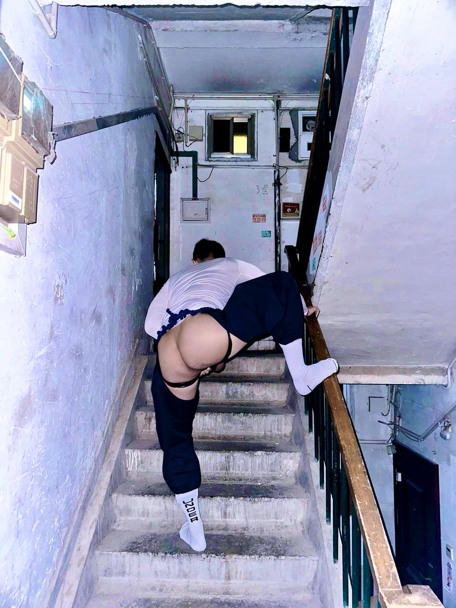 BJ_anew's tweet photo. 多年前买的裤子
一直找不到机会拍照片
感觉和这个楼道还很搭
By the way
有没有大神给阿新设计个水印
无限感激 https://t.co/K0skVWej9E