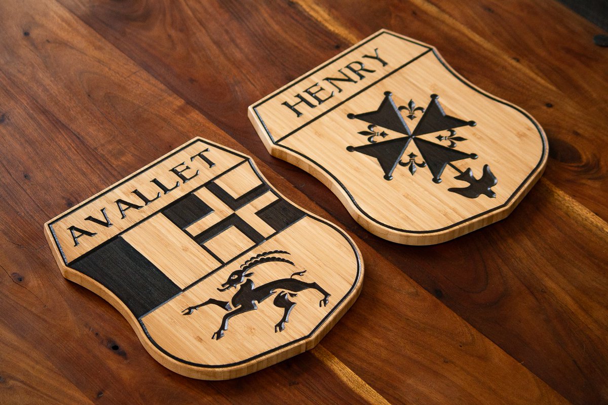 Commandez une planche custom avec votre nom de famille et votre blason préféré/Order a custom board with your last name and favorite Coat of Arms. 
#HauteRaclette #HautApéro