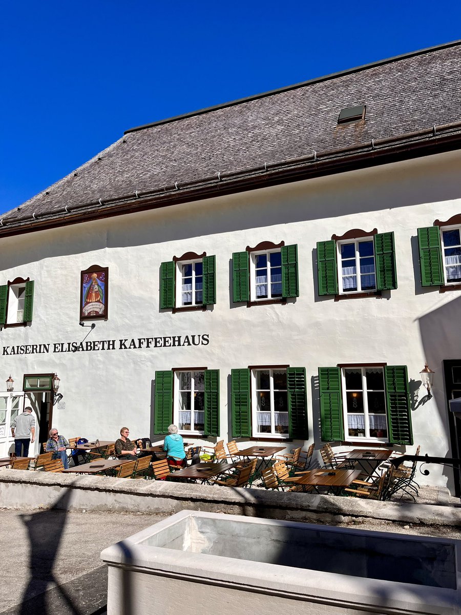 Lauffen Salzkammergut bölgesinde minicik 178 nüfuslu bir köy. Hiç Gastronomi lokanta ve kafesi kalmamış hepsi kapanan köy olarak gazetelerde yazılmıştı. Şimdi 2 lokantası ve çok güzel bir kafesi var. Sissi kafe. 1 kilisesi, 1 ilkokulu, Traun deresinde santralı ile şirin köy.