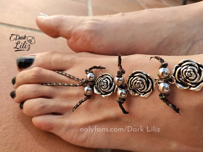 Do you like my pretty black toes?  More👇  📷https://t.co/BA861Da1eG  #feet #solesandtoes #toeslovers #femalefeet<a href="/tag/feet"class="tags"><span>#feet</span></a><a href="/tag/pies"class="tags"><span>#pies</span></a><a href="/tag/viral"class="tags"><span>#viral</span></a><a href="/tag/pezinhos"class="tags"><span>#pezinhos</span></a><a href="/tag/feetlover"class="tags"><span>#feetlover</span></a><a href="/tag/toeslovers"class="tags"><span>#toeslovers</span></a>