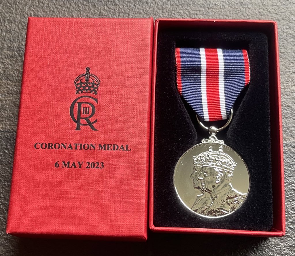 samsparkes999's tweet image. Today I collected my #KingsCoronation medal which will proudly go alongside my #GoldenJubilee #DiamondJubilee &amp;amp;  #PlatinumJubilee medals. 
I also have the Long service medal💙
For my length of service I have the complete set!
#ProudToServe 🚔