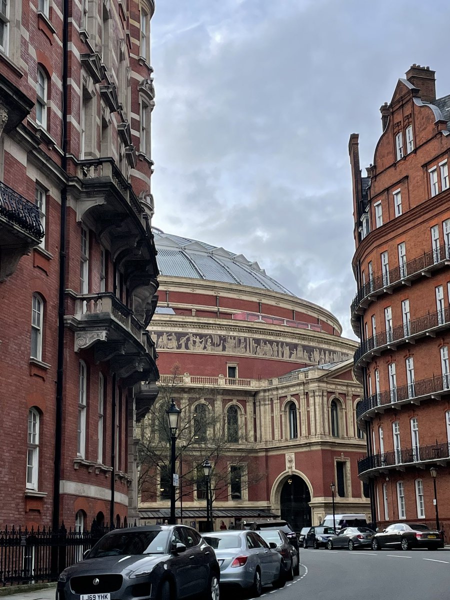 There she is! The grand Victorian lady @RoyalAlbertHall peeping round the corner at me as I arrive for the first night of our week of #TeenageCancerGigs for @TeenageCancer 💪👏🥰🎸