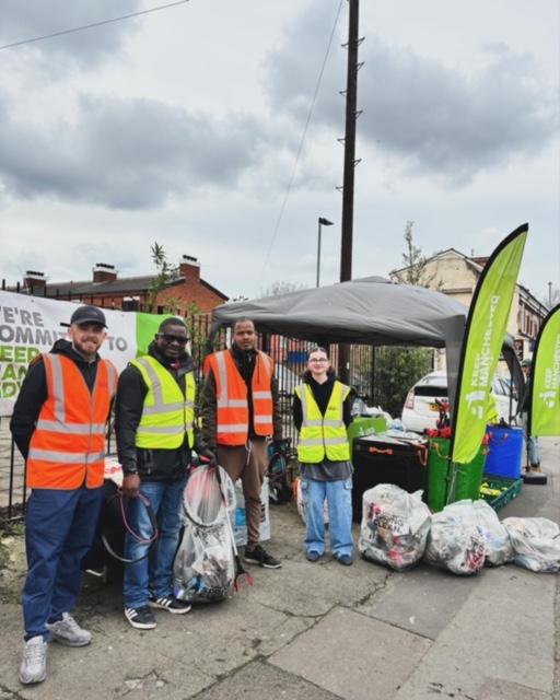 MCCWhalleyRange's tweet image. Massive thank you to Whalley Range &amp;amp; Moss Side Residents for coming out on Saturday to Support #GBSpringClean @keepMCRtidy

Thanks @AfzalKhanMCR @AngelikiStg  @CllrBano @CllrAftab  
@gogreenmcr @MSVHousing @InOurNatureMCR 
@BowesStrResidentsAss
 #GBSpringClean